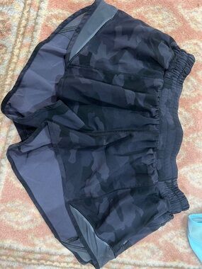 Lululemon Hotty Hot 2.5” Black Gray Camo Athletic Shorts